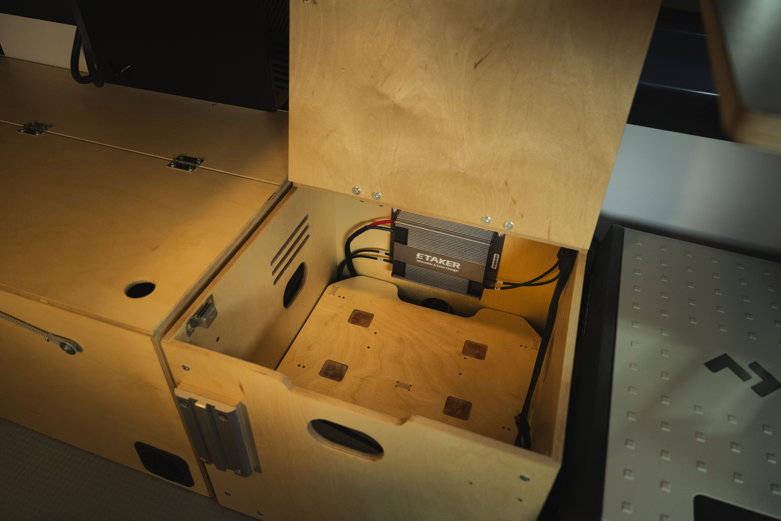 eTaker Alternator Charger image 3